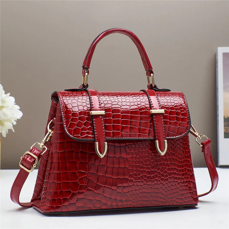 bolsa transversal feminina,
bolsa tiracolo,
bolsa feminina,
bolsa de couro feminina,
bolsa de couro,
bolsa couro,
bolsa crocodilo,
bolsa textura crocodilo,
bolsa para festas feminina
