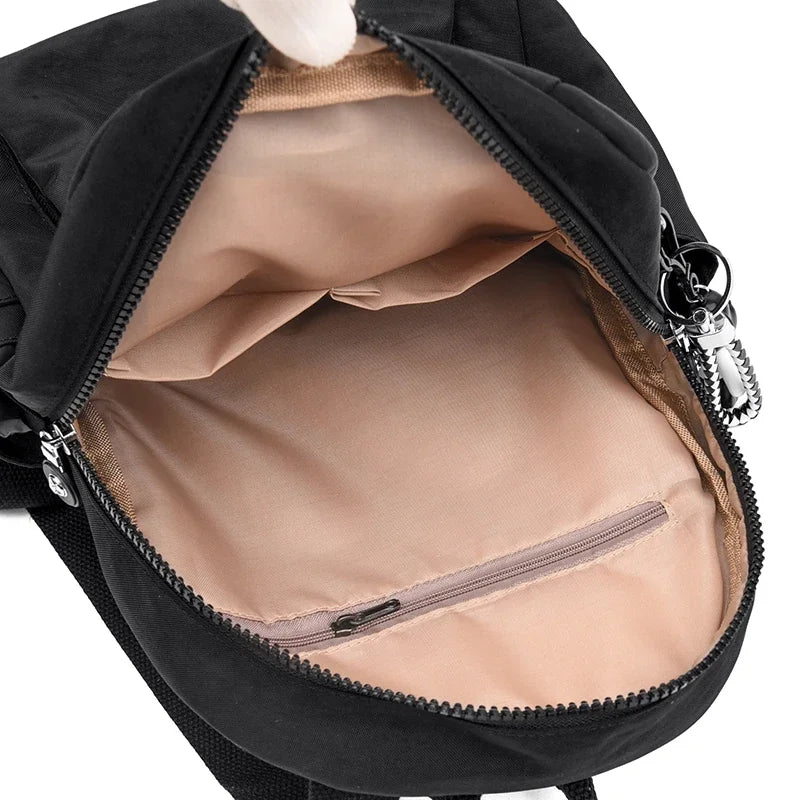 mochila feminina nylon, mochila feminina leve, mochila feminina pequena, mochila feminina média, mochila feminina moderna, mochila feminina casual, mochila feminina para dia a dia, mochila feminina preta, mochila feminina verde, mochila feminina resistente, mochila feminina compacta, mochila feminina organizada
