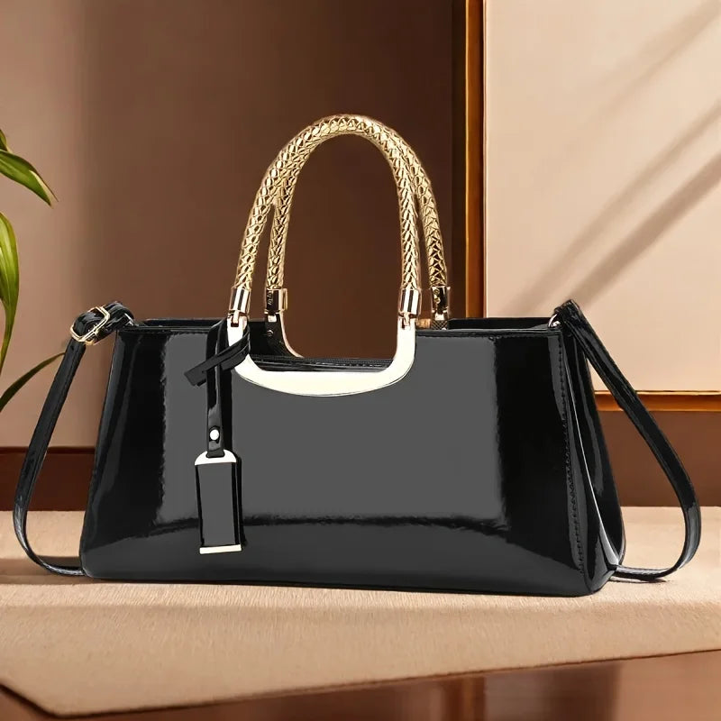 bolsa clutch feminina, clutch feminina de luxo, bolsa feminina envernizada, bolsa feminina brilhante, clutch feminina elegante, bolsa feminina sofisticada, bolsa feminina luxo, bolsa feminina para festa, bolsa feminina para casamento, clutch feminina moderna, bolsa feminina premium, bolsa feminina elegante para eventos, clutch feminina refinada, bolsa feminina moderna luxo, bolsa feminina estruturada, bolsa feminina glamourosa, bolsa feminina com alça dourada, bolsa feminina fashion, clutch feminina preta, 